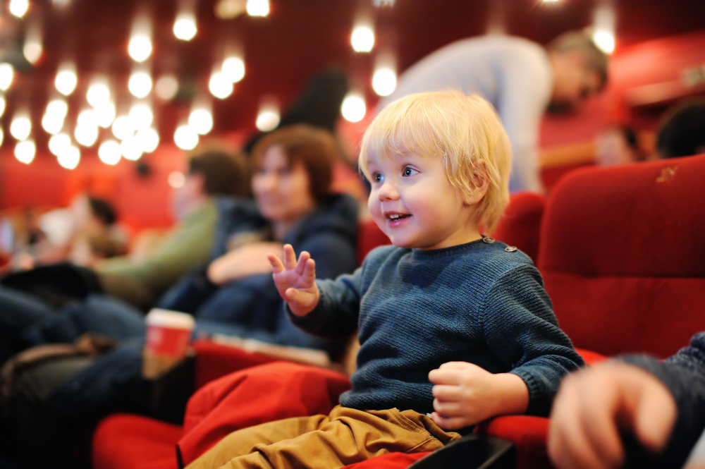 ایجاد مهارت‌های اجتماعی در کودک نوپا هنگام رفتن به سینما یا تئاتر