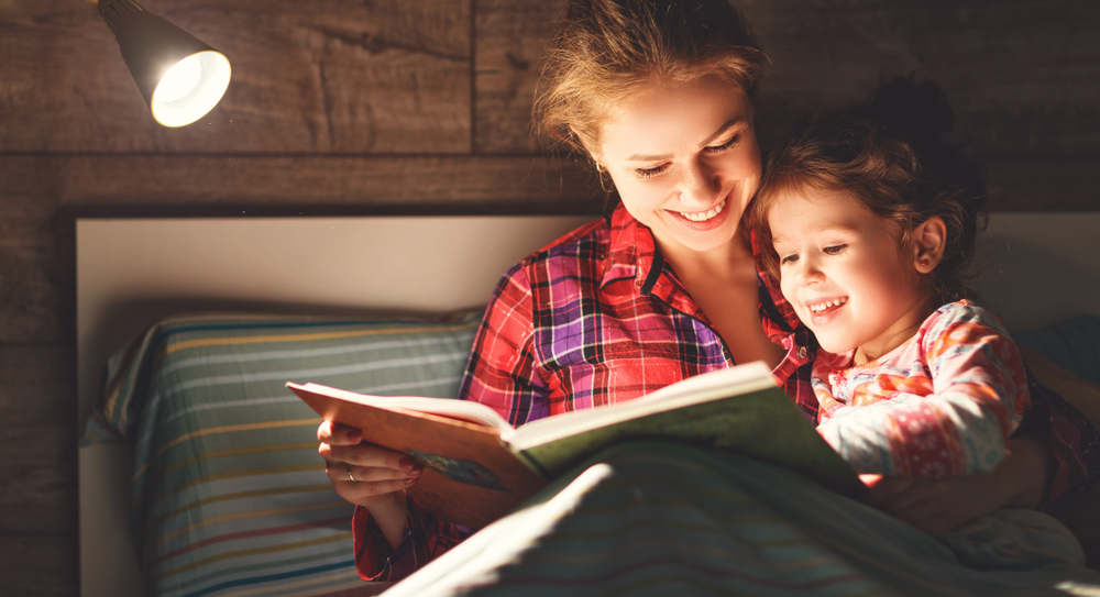 چگونه به کودک خردسال خود کمک کنیم تا به داستان خواندن علاقه‌مند شود