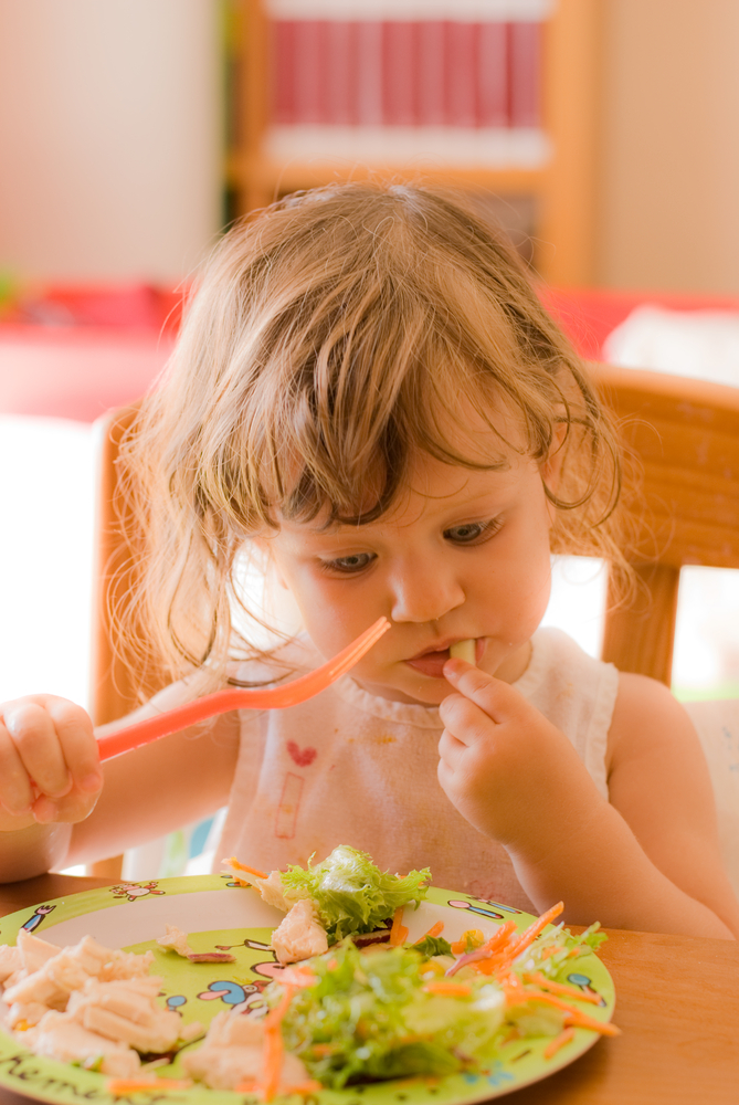 آیا کودک می‌تواند به طور مستقل غذا بخورد و مهارت‌های جدیدی کسب کند؟