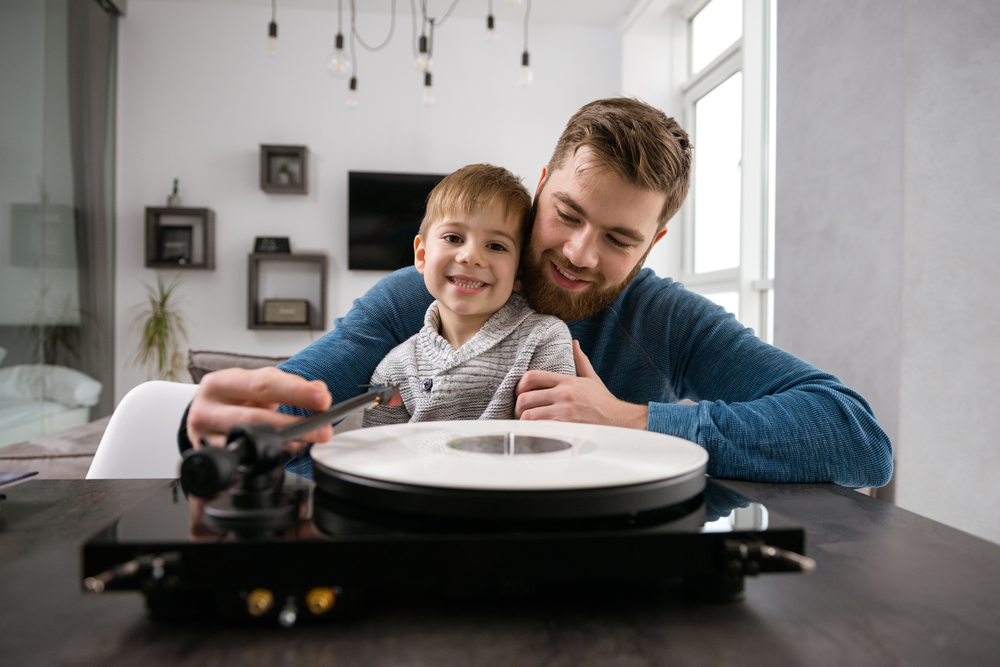 چگونه موسیقی به رشد کودک شما کمک می کند - آوک